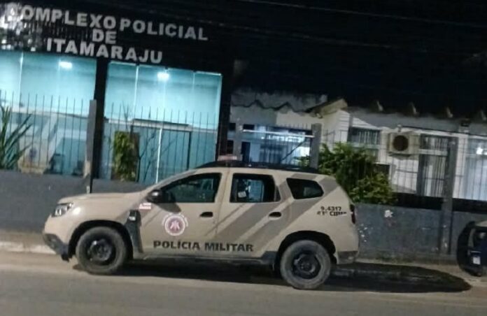 pm-conduz-suspeito,-conhecido-como-‘dema’,-por-agressoes-contra-a-propria-mae-de-79-anos-na-avenida-brasil,-centro-de-itamaraju