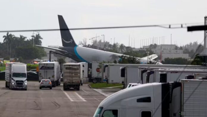 cargueiro-da-amazon-sai-da-pista,-atinge-veiculos-e-pega-fogo-em-miami