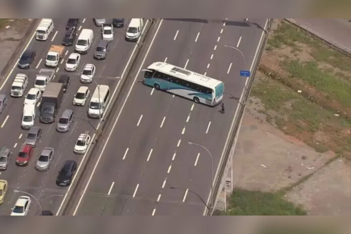 operacao:-tcp-usa-onibus-escolares-para-bloquear-a-linha-vermelha
