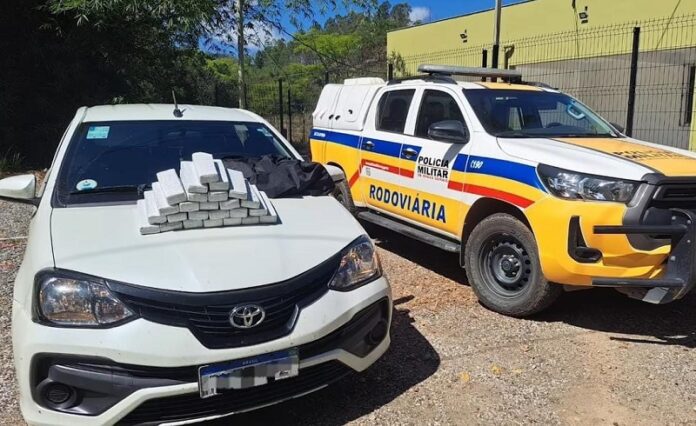 casal-e-preso-com-quase-30-kg-de-maconha-em-mg;-droga-seria-enviada-a-teixeira-de-freitas