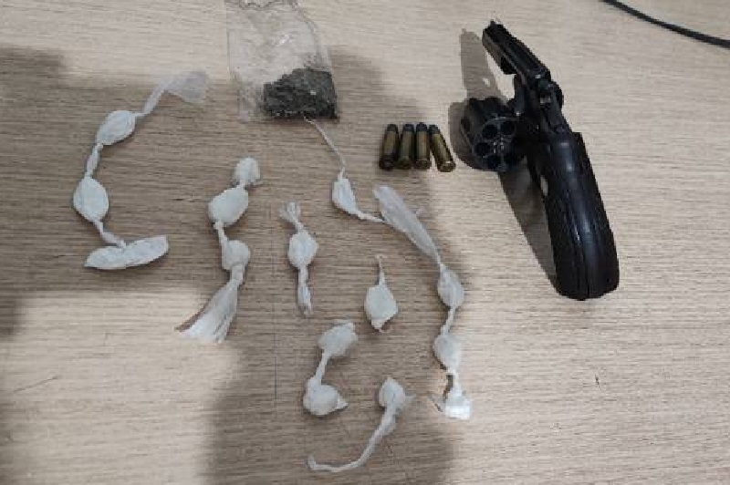 PM flagra dupla com arma e drogas em estrada de Ibirapuã, a caminho de vaquejada