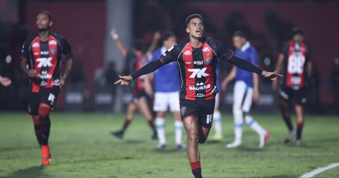 vitoria-vence-gremio-com-rene-e-abre-sete-pontos-acima-do-rebaixamento