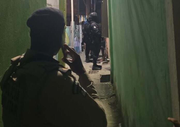 policia-prende-adolescente-suspeito-de-trafico-apos-manter-refens-em-salvador