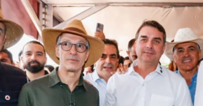 flavio-bolsonaro-busca-apoio-de-romeu-zema-para-campanha-no-1o-turno