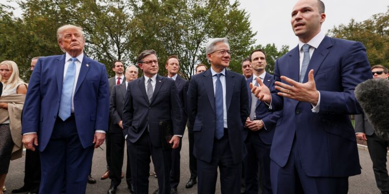 trump-defende-autorregulacao-da-ia-pelas-techs-em-meio-ao-temor-social