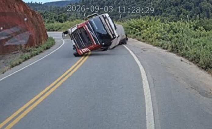 carreta-de-granito-tomba-na-br-101-perto-de-itabela-caminhoneiro-morre