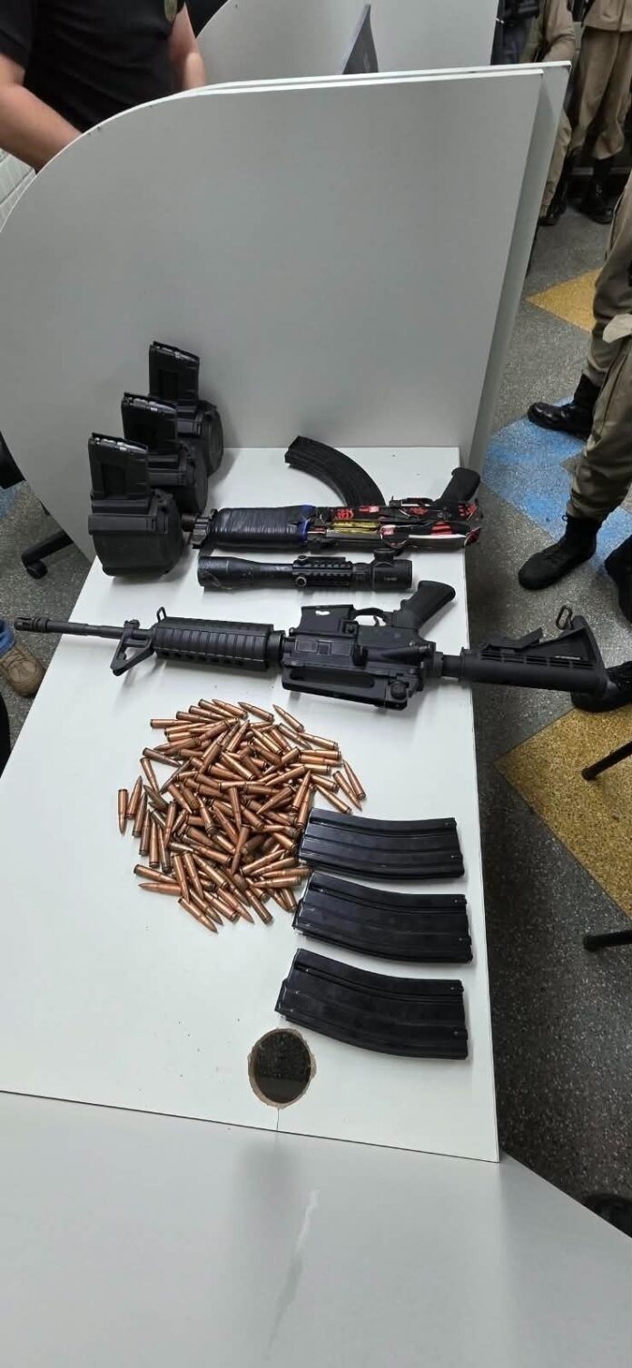 policia-apreende-fuzis,-carregadores-e-municoes-de-um-homem-no-centro-de-salvador