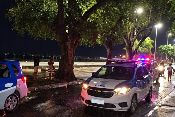 dupla-em-moto-atira-na-orla-de-porto-seguro-e-deixa-jovem-de-19-anos-baleado-no-peito