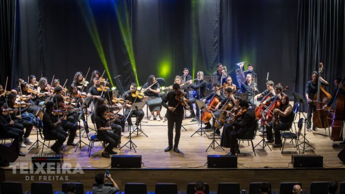 teatro-escola-antonio-chicon-sobrinho-inaugura-noite-de-musica,-danca-e-teatro-em-teixeira-de-freitas