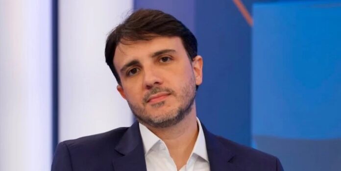 renan-santos-recorre-ao-tse-para-que-a-tv-globo-convoque-o-para-o-debate-desta-quinta-feira