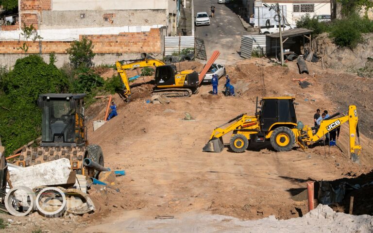drenagem-avanca-na-ladeira-do-santa-rita-e-inicia-pavimentacao-em-teixeira-de-freitas-(ba)