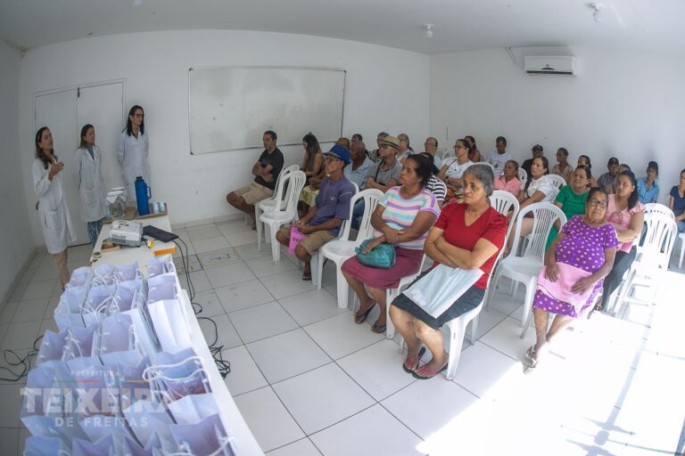 cer-iv-entrega-40-aparelhos-auditivos-em-teixeira-de-freitas-e-preve-mais-50-concessoes-nos-proximos-dias
