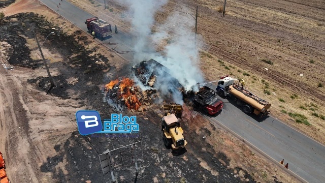 incendio-em-caminhao-de-feno-fecha-completamente-a-br-242-no-extremo-oeste
