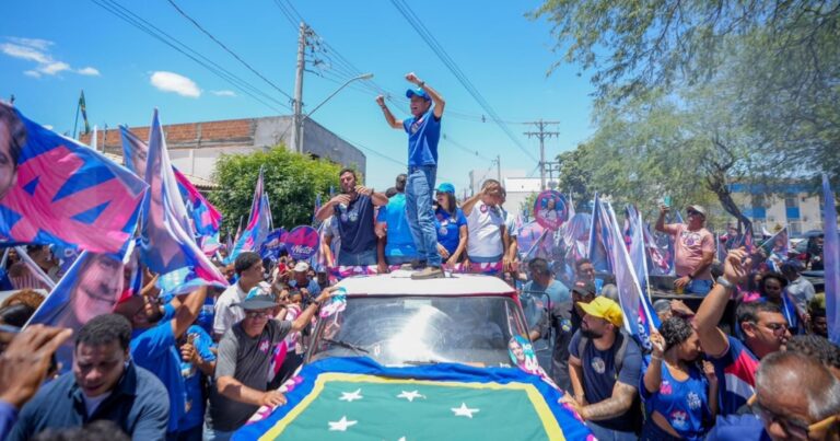 acm-neto-lidera-caminhada-de-apoiadores-pelas-ruas-de-araci