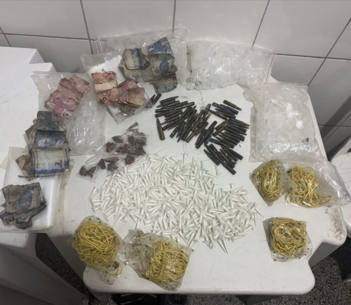 pm-apreende-drogas-e-municoes-no-bairro-mata-escura,-em-salvador