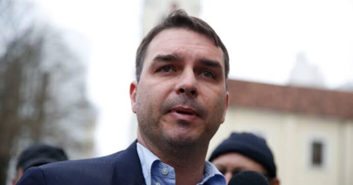 flavio-bolsonaro-cancela-debate-na-tv-globo-e-aponta-censura-do-tse