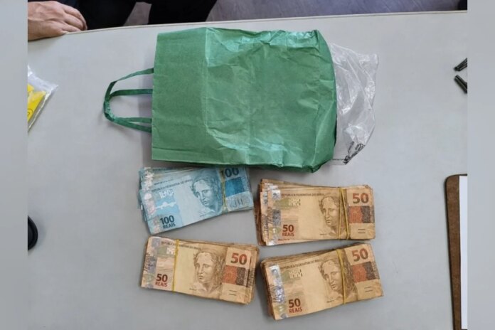 pf-fiscaliza-aviao-e-identifica-r$-27-mil-junto-a-itens-de-campanha