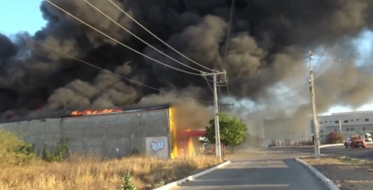 grande-incendio-destroi-galpao-da-loja-de-variedades-no-centro-norte-baiano