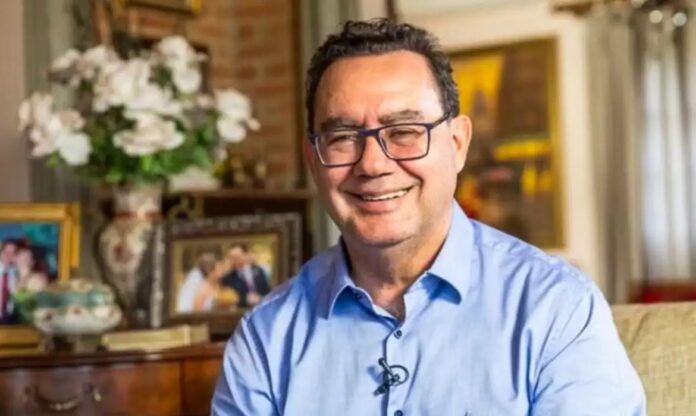 augusto-cury-protesta-no-stf-e-entrega-carta-a-fachin-sobre-cancelamento-de-debate-da-globo