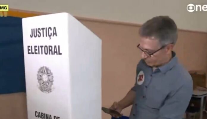 zema-vota-em-mg-e-e-flagrado-com-celular-na-cabine-para-checar-colinha