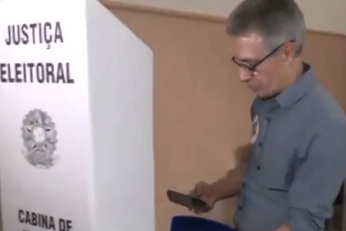 mp-eleitoral-acusa-zema-de-portar-celular-na-cabine-de-votacao