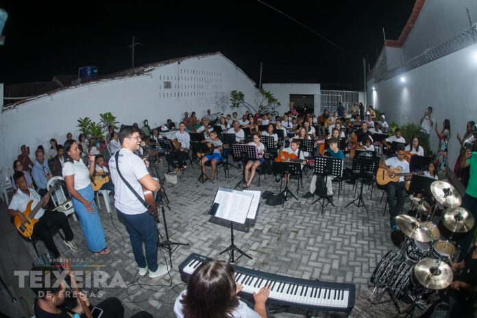 alunos-de-violao-se-apresentam-na-casa-da-cultura-de-teixeira-de-freitas,-ba