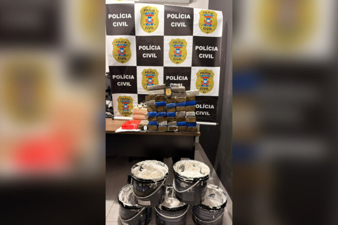 casal-e-flagrado-tentando-retirar-cocaina-escondida-em-baldes-de-argamassa