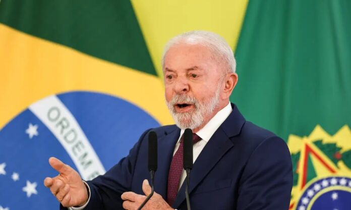 lula-avalia-substituir-marqueteiro-e-chamar-joao-santana-para-o-2o-turno,-apos-ficar-atras-de-flavio-bolsonaro