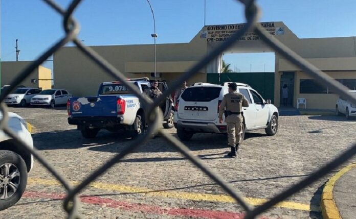 tres-mulheres-sao-detidas-ao-tentar-entrar-com-eletronicos-escondidos-em-radios-no-presidio-de-eunapolis