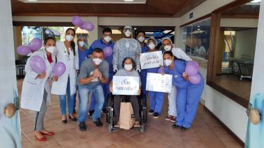 hospital-riverside-registra-a-primeira-alta-hospitalar,-comemorada-pela-equipe