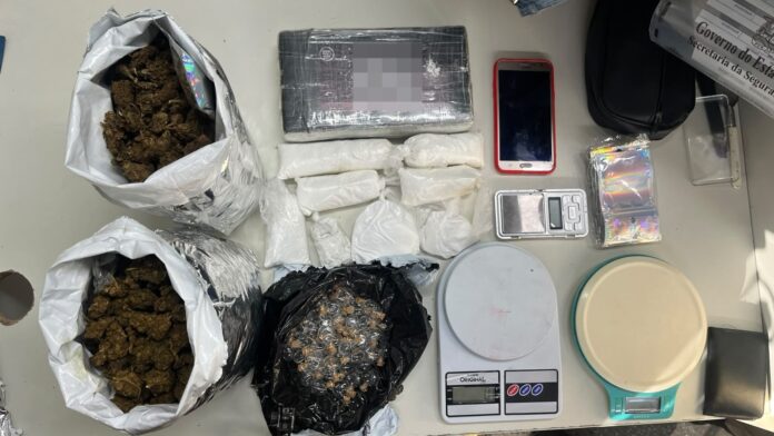 pm-apreende-mais-de-2,7-kg-de-drogas-e-75-frascos-de-lanca-perfume-no-brotas