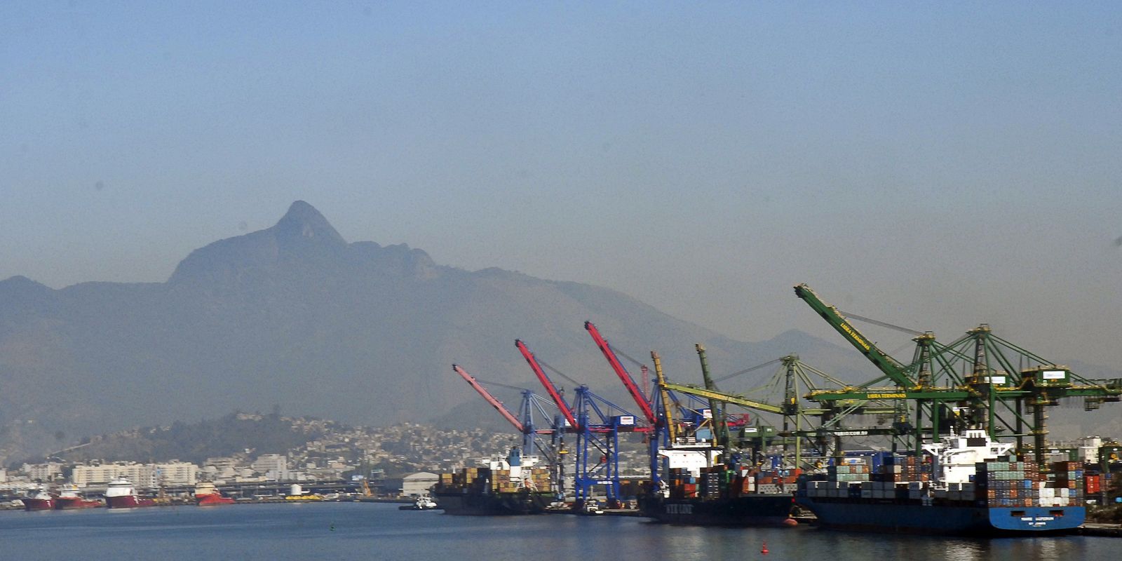 Superávit comercial brasileiro para 2026 cai para US$ 84,4 bilhões