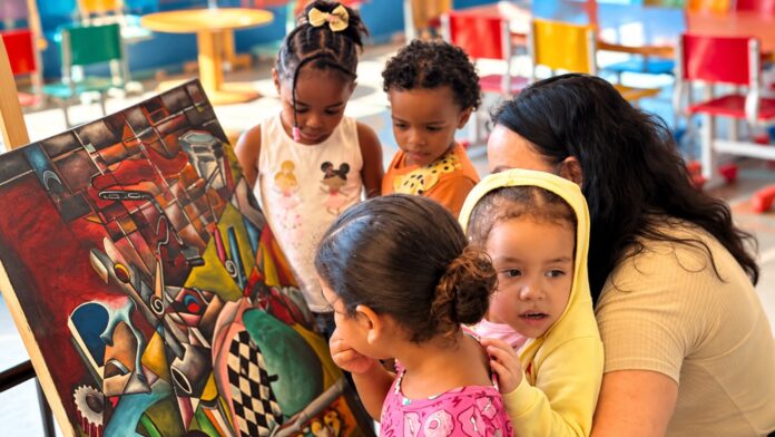 cmei-isael-de-freitas-correia-promove-encontro-entre-criancas,-familias-e-artista-plastico-local-em-teixeira-de-freitas-(ba)