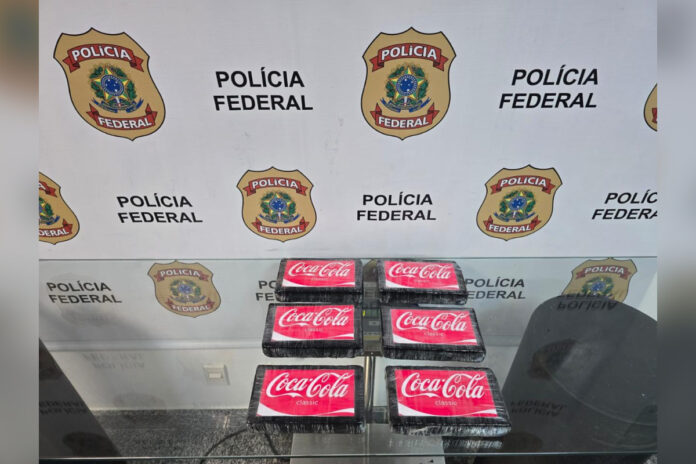 mulher-suspeita-de-trafico-e-presa-no-galeao-com-tijolos-de-cocaina-com-logo-da-coca-cola