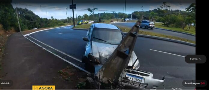 veiculo-fica-destruido-apos-colisao-com-poste-no-bairro-curralinho,-salvador