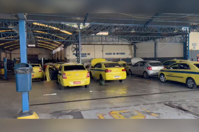 suspeitos-usavam-botao-oculto-para-cobrar-tarifas-extras-de-taxis-no-galeao