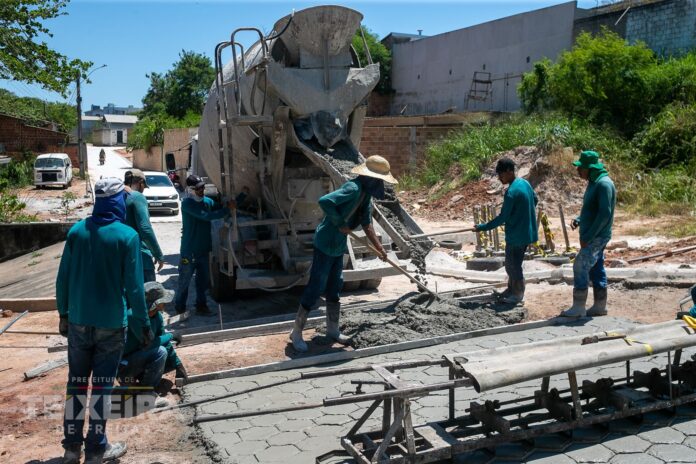 prefeitura-de-teixeira-de-freitas-pavimenta-rua-luis-viana-filho-com-concreto