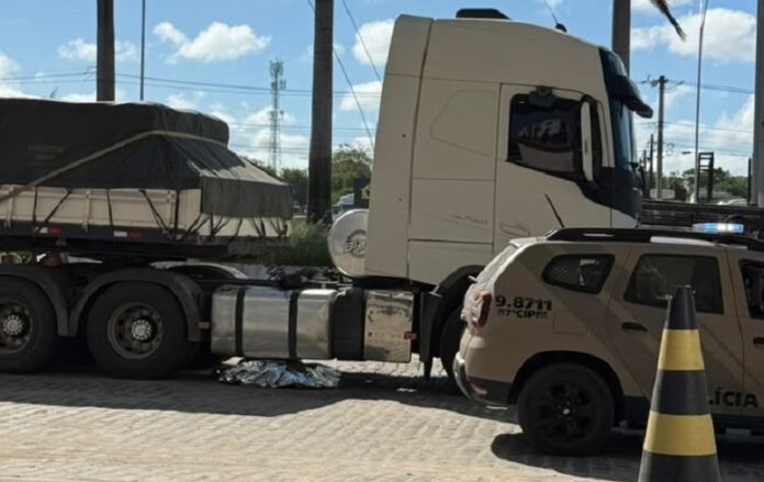 homem-morre-atropelado-por-carreta-na-br-101-em-teixeira-de-freitas