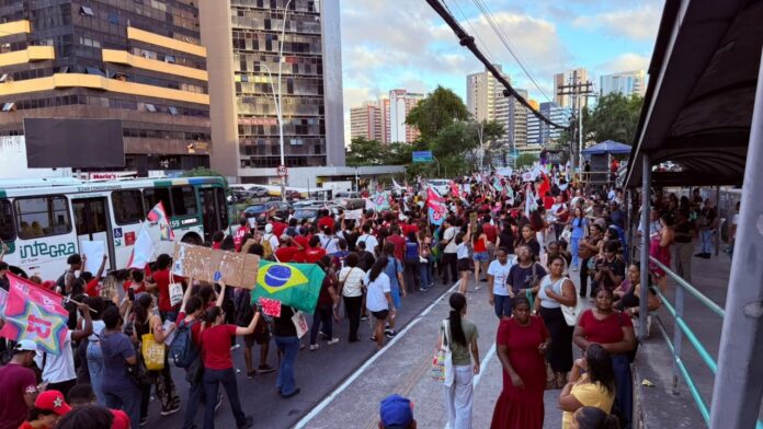 pt-faz-ato-em-salvador-pela-soberania-nacional-e-apoio-a-lula;-fotos