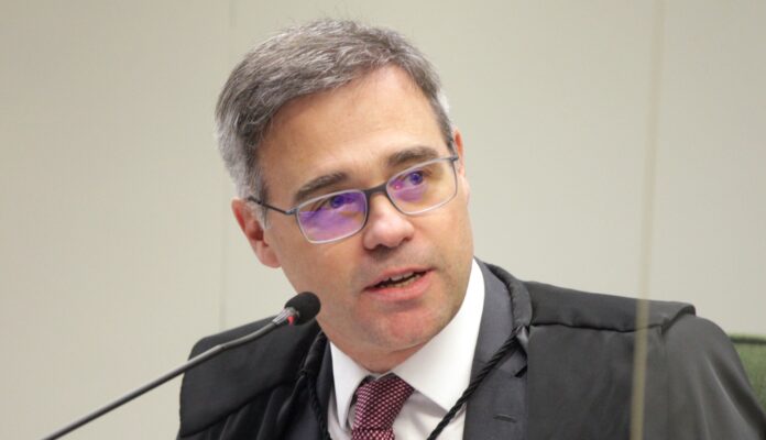 tse-determina-retirada-de-videos-de-janones-e-lindbergh-que-atacam-flavio-bolsonaro-por-fake-news