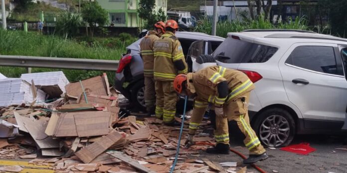 colisao-na-br-393,-no-rj,-deixa-cinco-mortos-e-nove-feridos