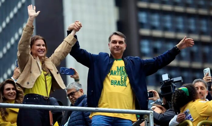 em-ato-de-campanha,-flavio-diz-que-bolsonaro-colocara-a-faixa-na-posse