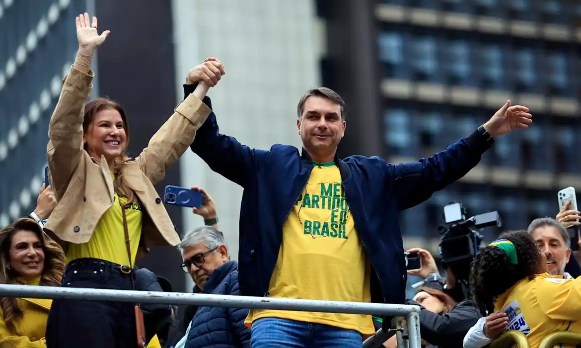 Em ato de campanha, Flávio diz que Bolsonaro colocará a faixa na posse