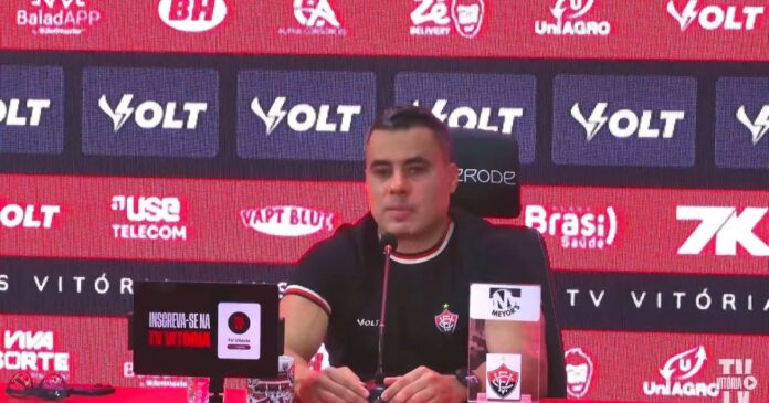 jair-ventura-aponta-evolucao-do-vitoria-fora-de-casa-e-afirma-que-elenco-representara-a-cbf-em-duelo-equilibrado