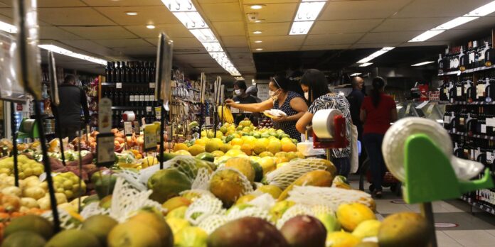 inpc-acumula-4,29%-em-12-meses,-indicador-para-reajustes-salariais