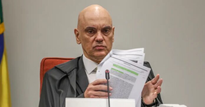 moraes-autoriza-flavio-bolsonaro-a-retomar-visitas-a-jair-bolsonaro,-porem-proibe-manifestacoes-politicas