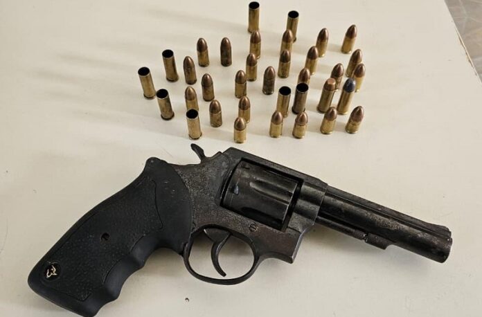 ex-marido-exibe-arma-em-ameaca;-pm-encontra-revolver-e-municoes-no-farol,-alcobaca