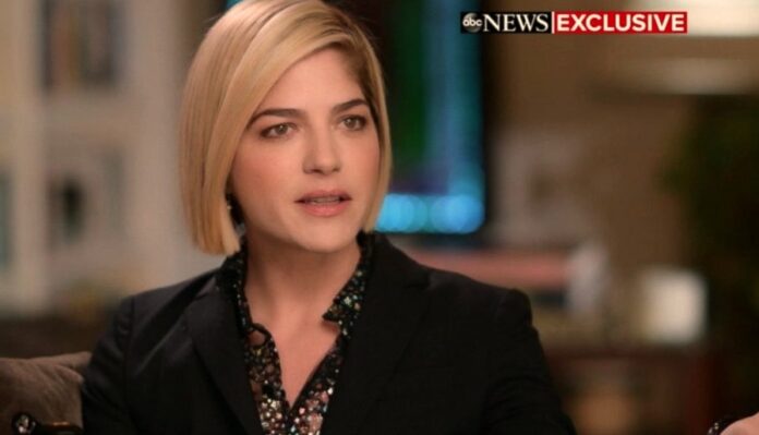 selma-blair-e-detida-sob-suspeita-de-agressao-a-comissarios-em-voo-com-destino-a-nova-york