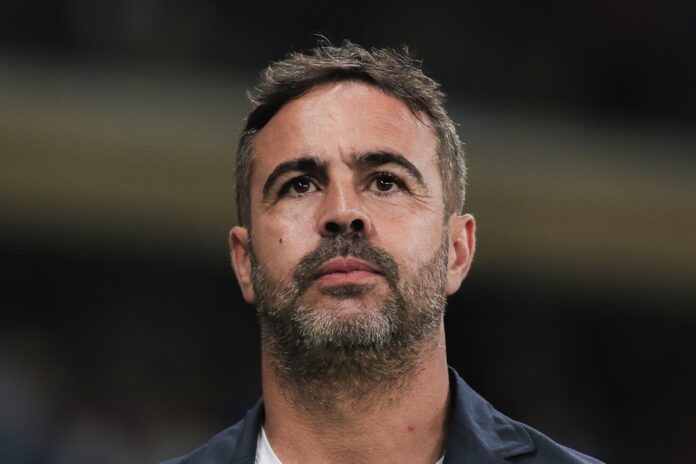 artur-jorge-denuncia-torcedor-por-xenofobia-em-bragantino-x-cruzeiro