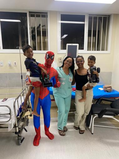hospital-regional-da-chapada-promove-dia-das-criancas-com-super-heroi